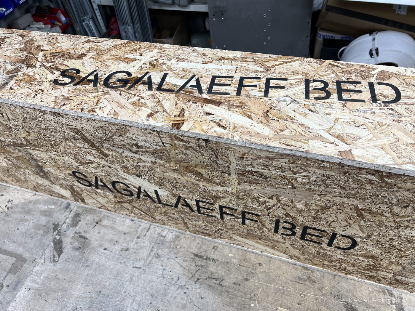 Фирменный OSB-ящик SAGALAEFF BED с трафаретной надписью — упаковка парящей кровати для доставки по России